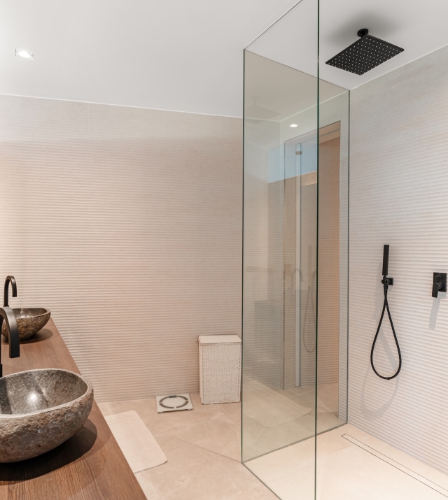 Resa Estates luxury vila Can Furnet modern Villa moderna bathroom 6.jpg